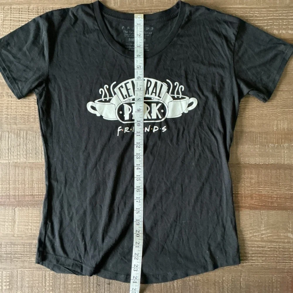 FRIENDS black tee